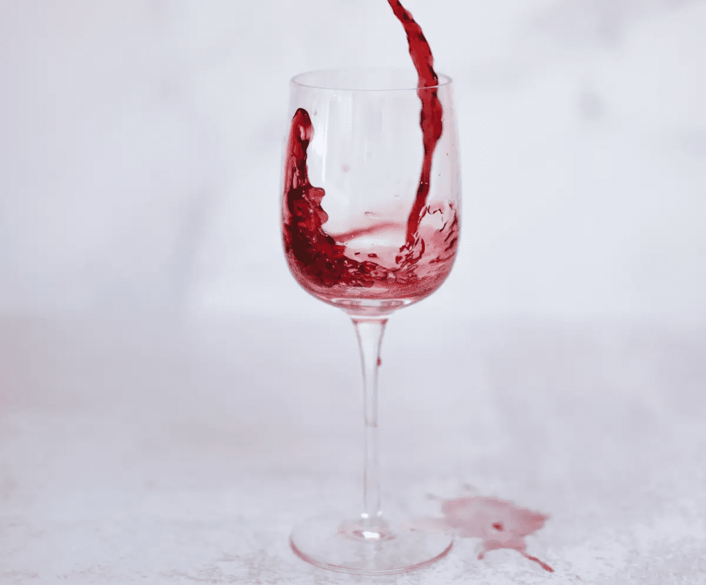 cómo quitar las manchas de vino tinto ya secas?